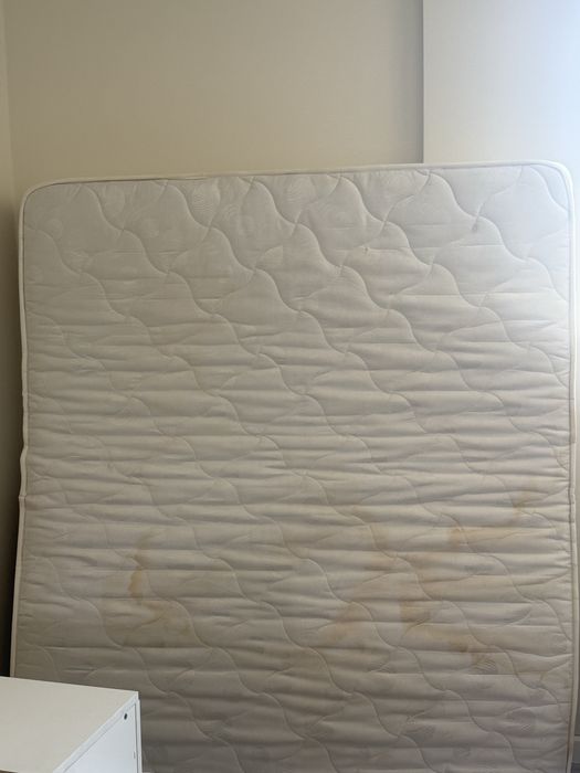 Матрас с пятнами, если отдать химчистке будет как новый