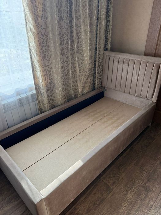 Кровать с матрасом