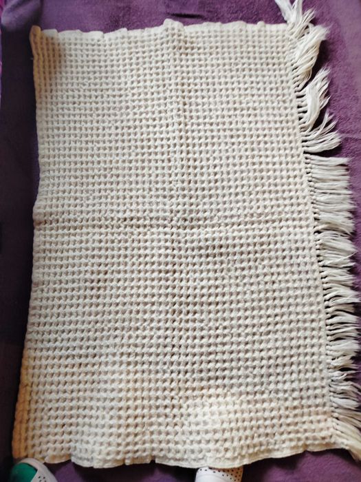 Вълнена покривка за диван