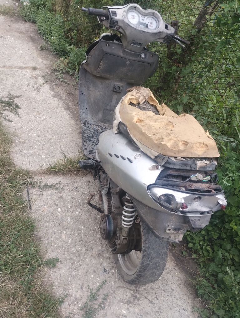 Scuter 125 4t cadrul este mare motorul a suferit inundare