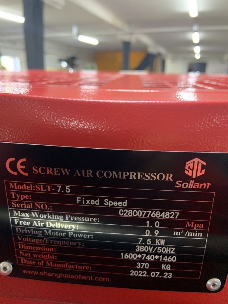 Compresor cu surub 7.5 kw rezervor si uscator de aer folosit
