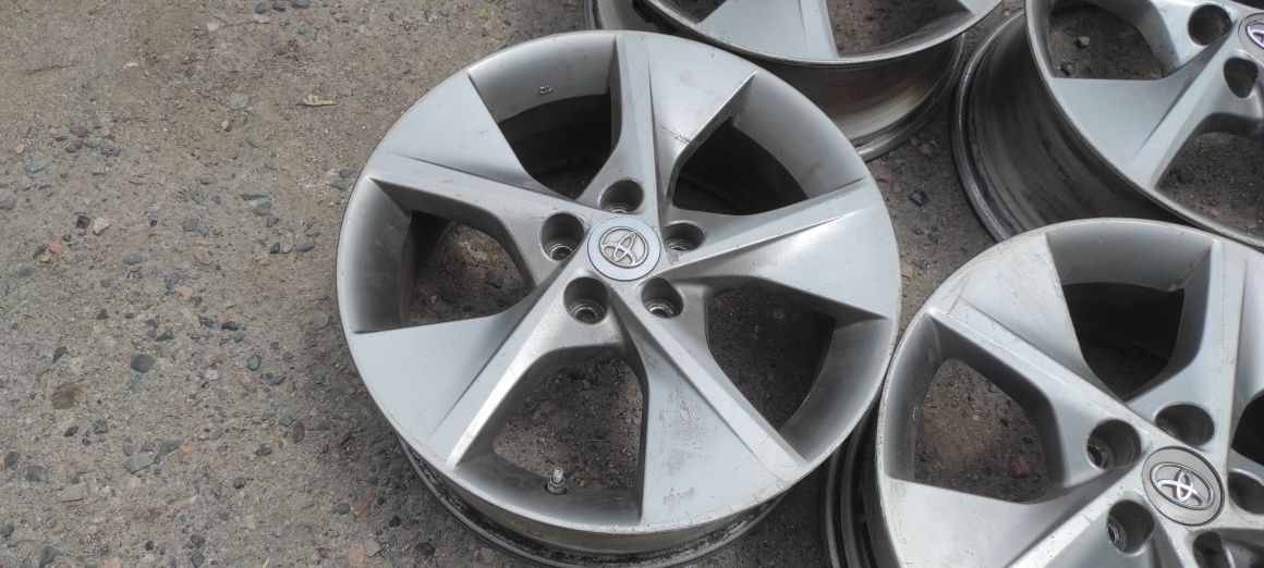 Комплект оригинальных дисков R18. Toyota Camry