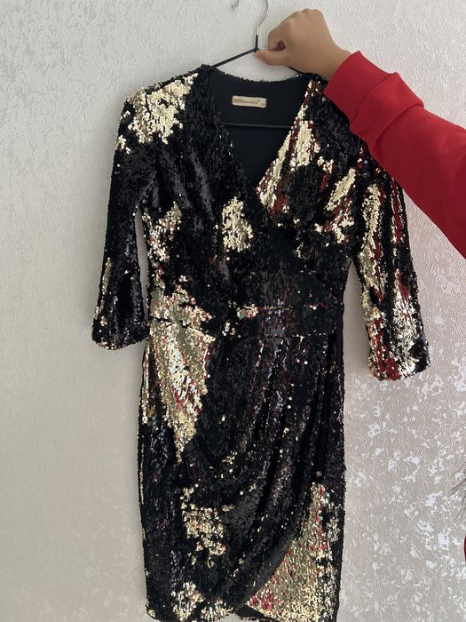 Продам платье вечернее, с паетками, двухцветное, черный и золотистый