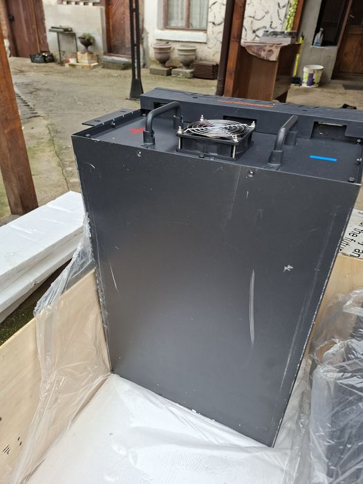 Соларни батерии за соларни централи  цената е и за двете батерии