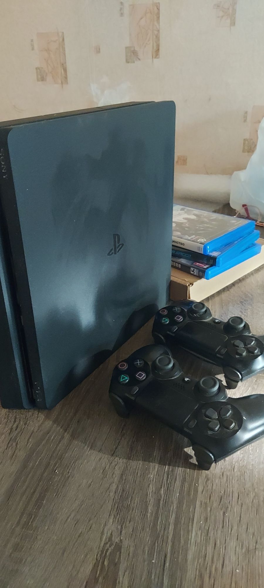 Продам PlayStation 4 Slim 1TB