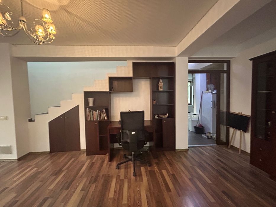 Dau in chirie casa cu 4 camere, suprafata 225 m2, Oradea, zona Caisilo