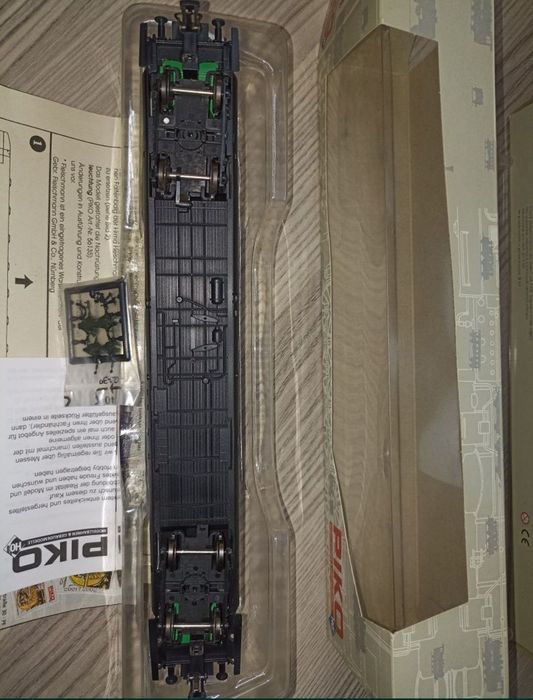 Piko vagoane de călători scara H0 
Roti metalice izolate 
Epoca IV
Pre