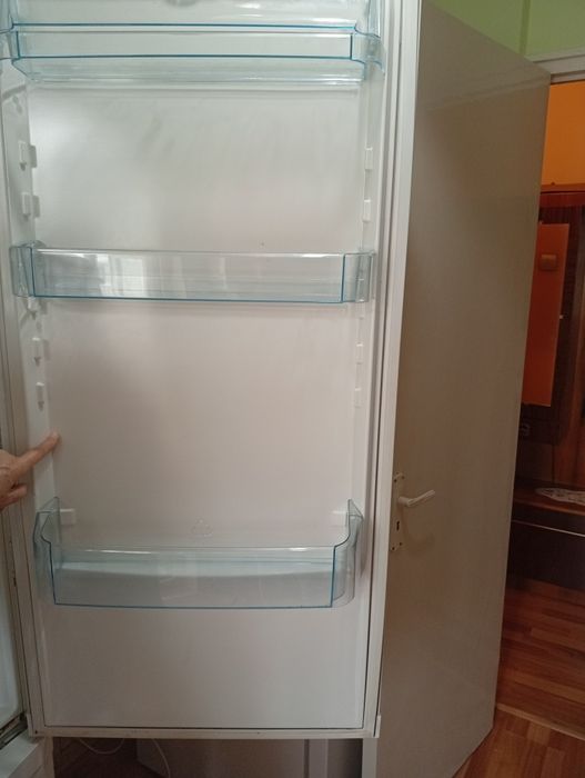 Vând frigider electrolux