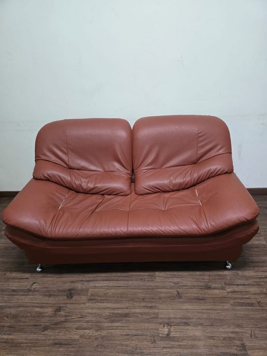 Диван кожа продам.