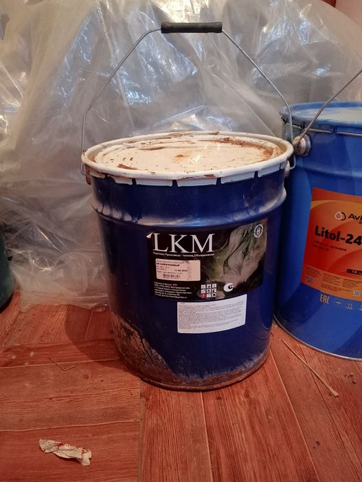 Продаю грунтовку по металу и смазку (