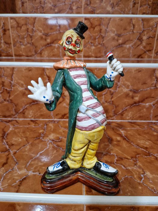 Прекрасна антикварна колекционерска порцеланова испанска фигура Клоун