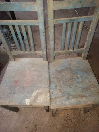 Vînd două scaune din lemn au o vechime și ele