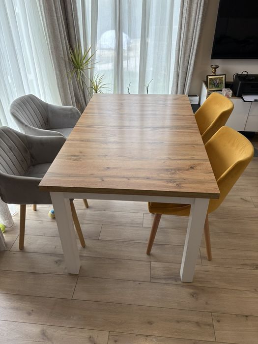 Продавам маса за хранене с 4 стола