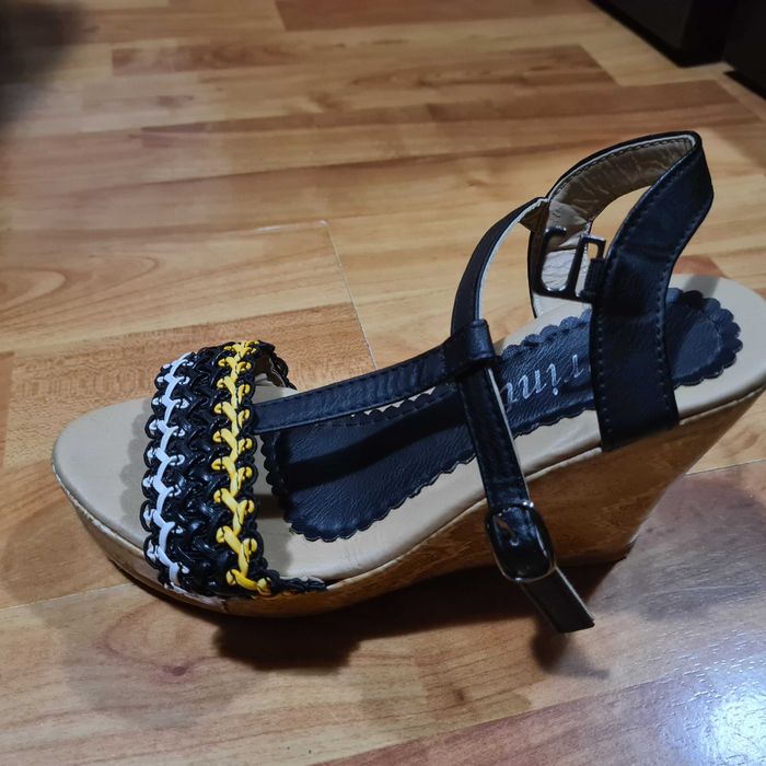 Vand sandale de culoare neagra