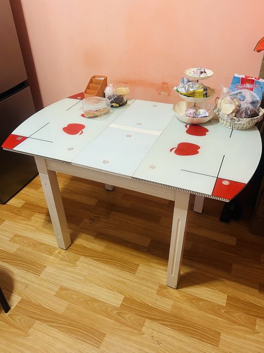 Продам компактный стеклянный стол раздвижной