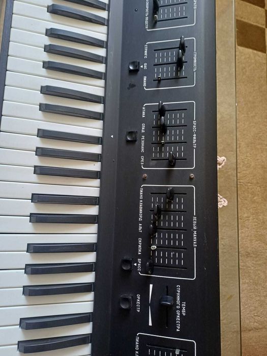 Vand un sintetizator rusesc   TOM 1501model  personalizat