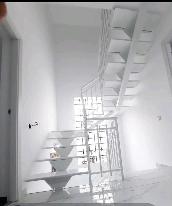 Scări metalice cu lemn masiv – design cu vang central, la comandă