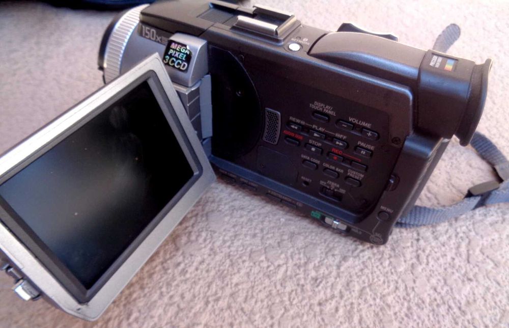 Camera video profesionala pe casete miniDV