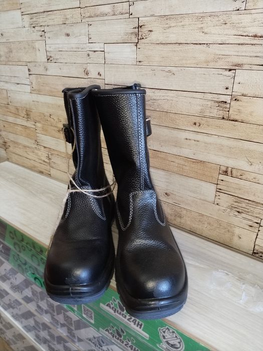 Продаю летний рабочие сапоги.