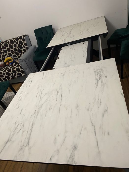 Vând masa extensibila cu 6 scaune