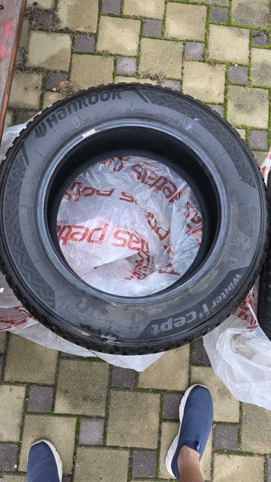 Vand 4 anvelope de iarna Hankook  215/60/R16 dot 2023