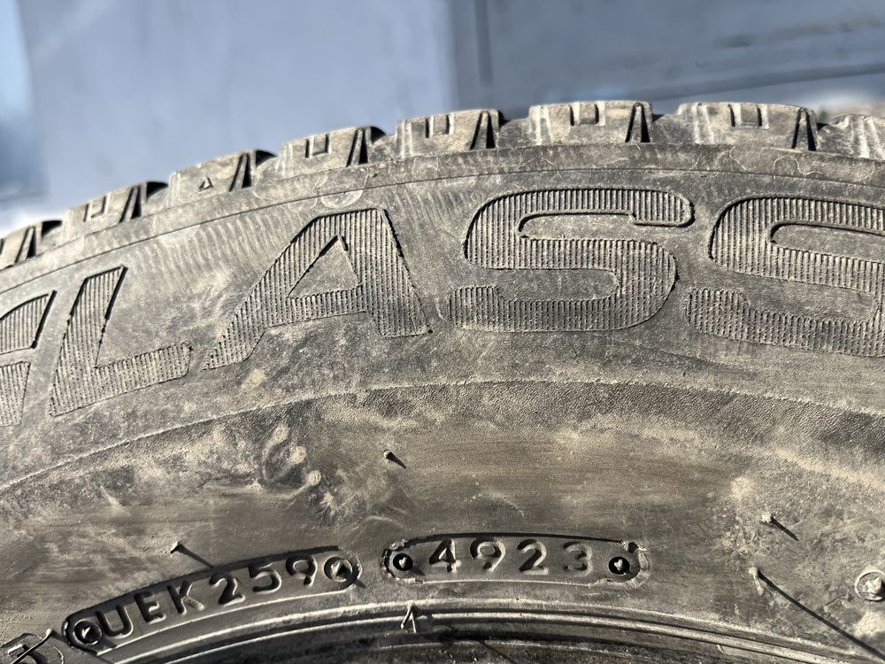 4 бр. гуми за бус 215/65/16C Lassa  DOT 4923 5,5-6 mm