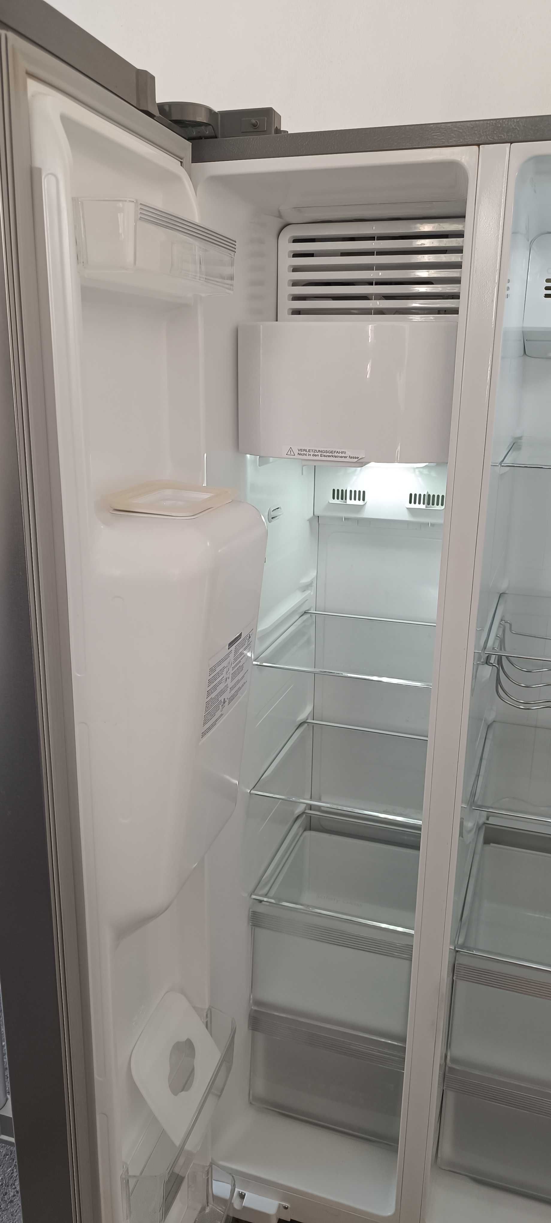 Продавам Хладилник с две врати