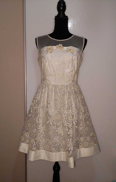 Rochie superba in clos cu broderie argintie si ivory aplicatii florale