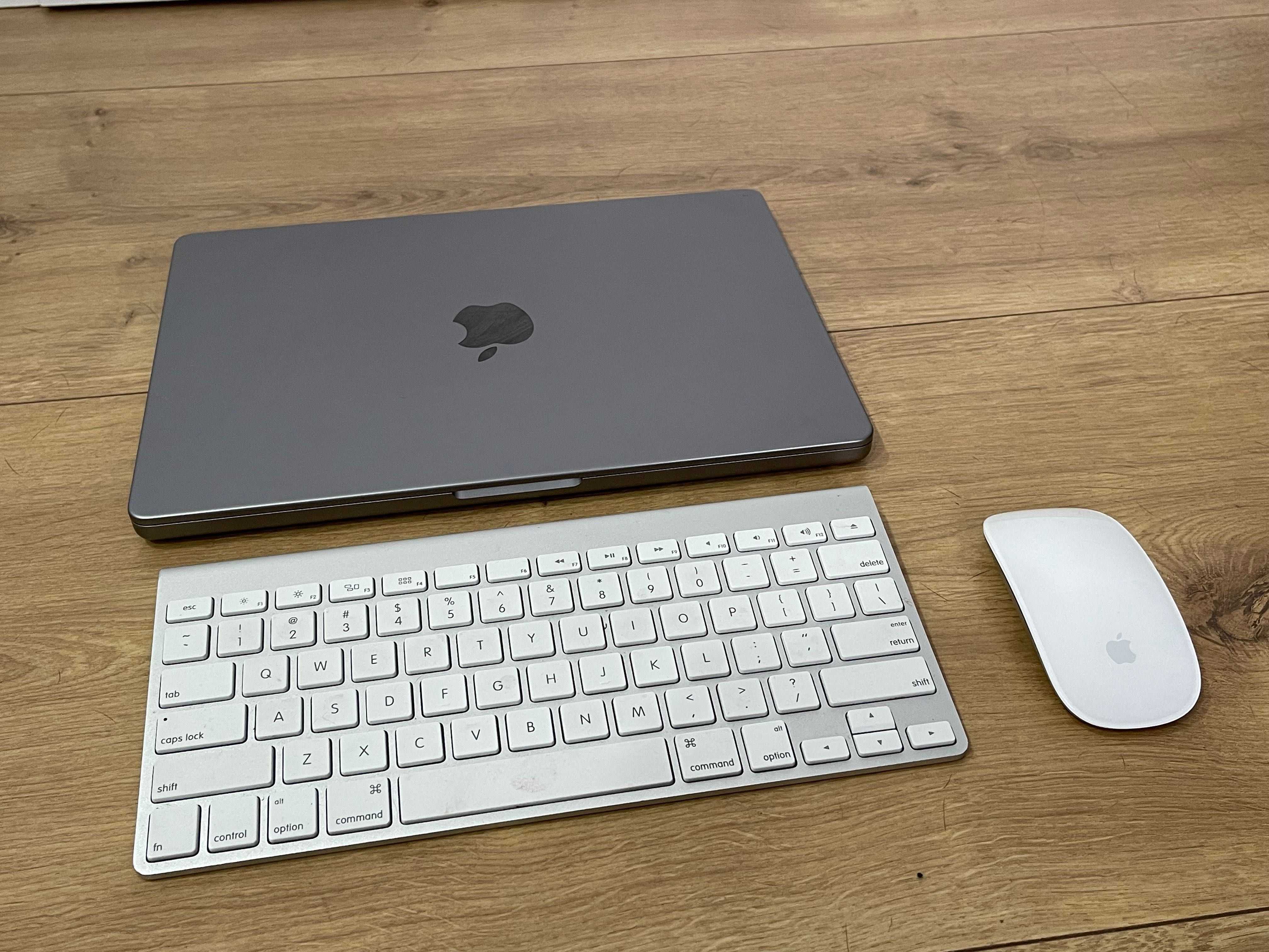 MacBook Pro 14'' M1 16 GB RAM 1 TB drive  Dock + Mouse & keyboard