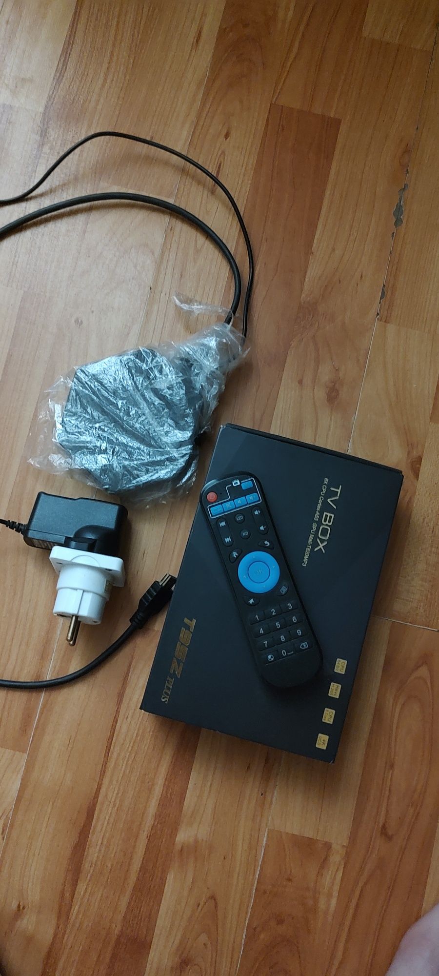 Vând tv box ca nou , puțin folosit