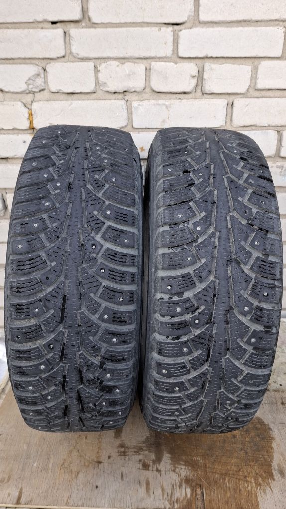 Продам  2 зимних  шины на R15.