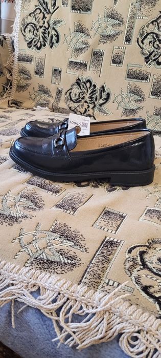 Туфли -лоферы, женские, лаковые. Р-р 37-37,5  Новые. Мягкие и удобные.