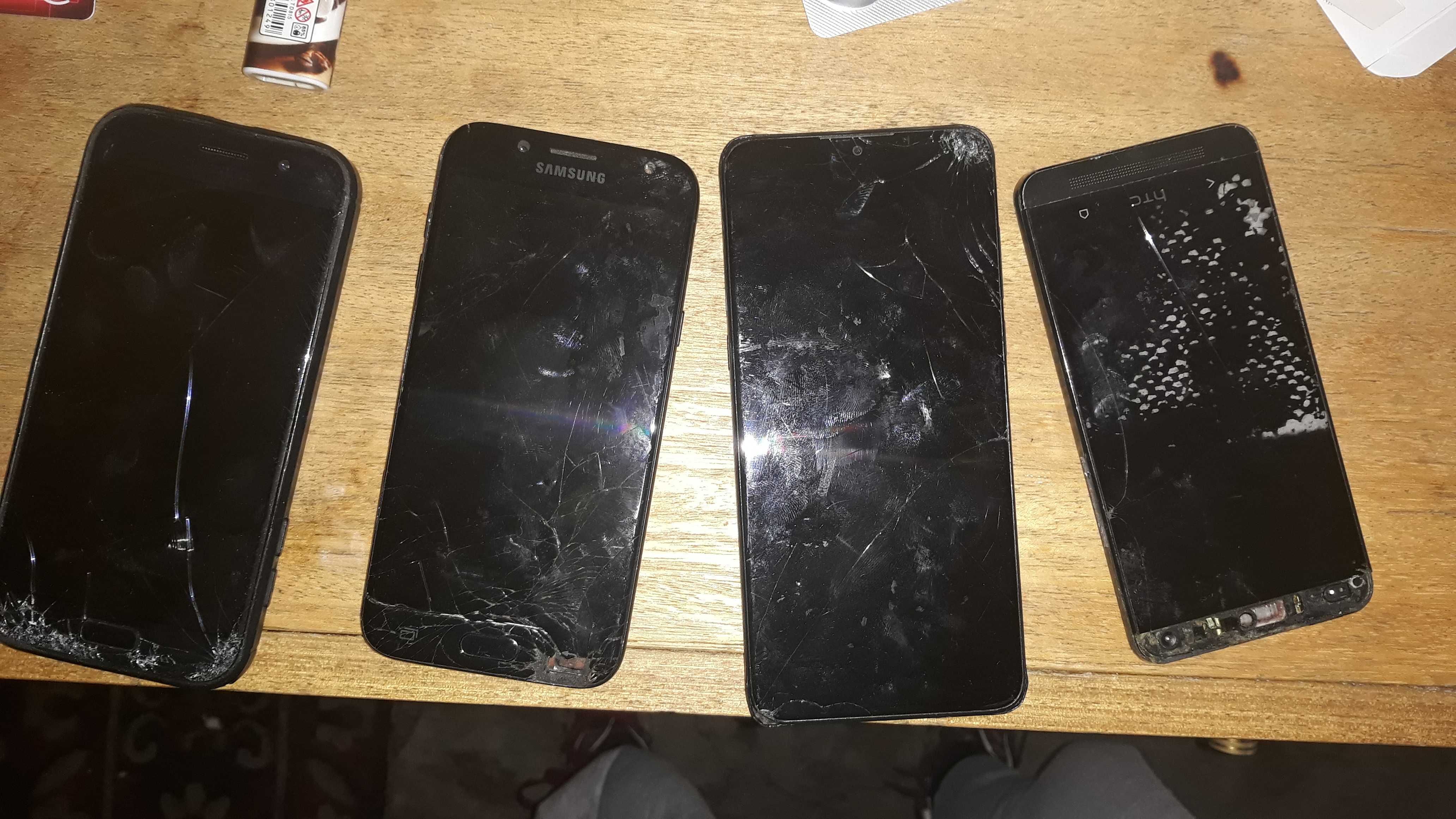 4 телефона за части със счупен дисплей