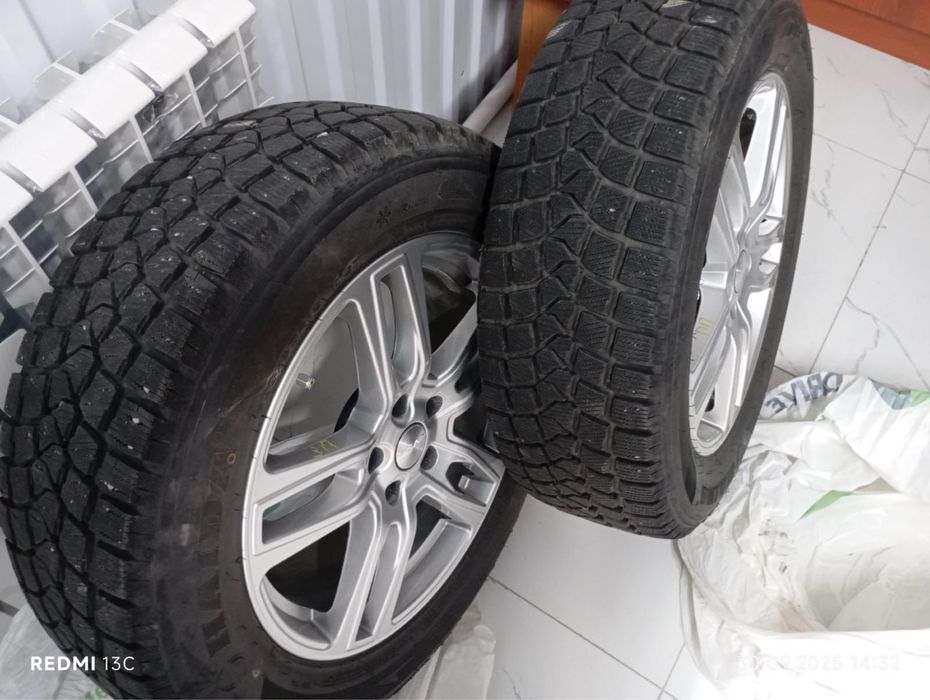 Почти новые зимние шины Haida 235/60R18 с литыми дисками (комплект)