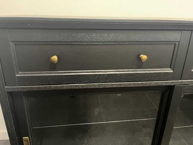 comoda neagra pentru un salon elegant