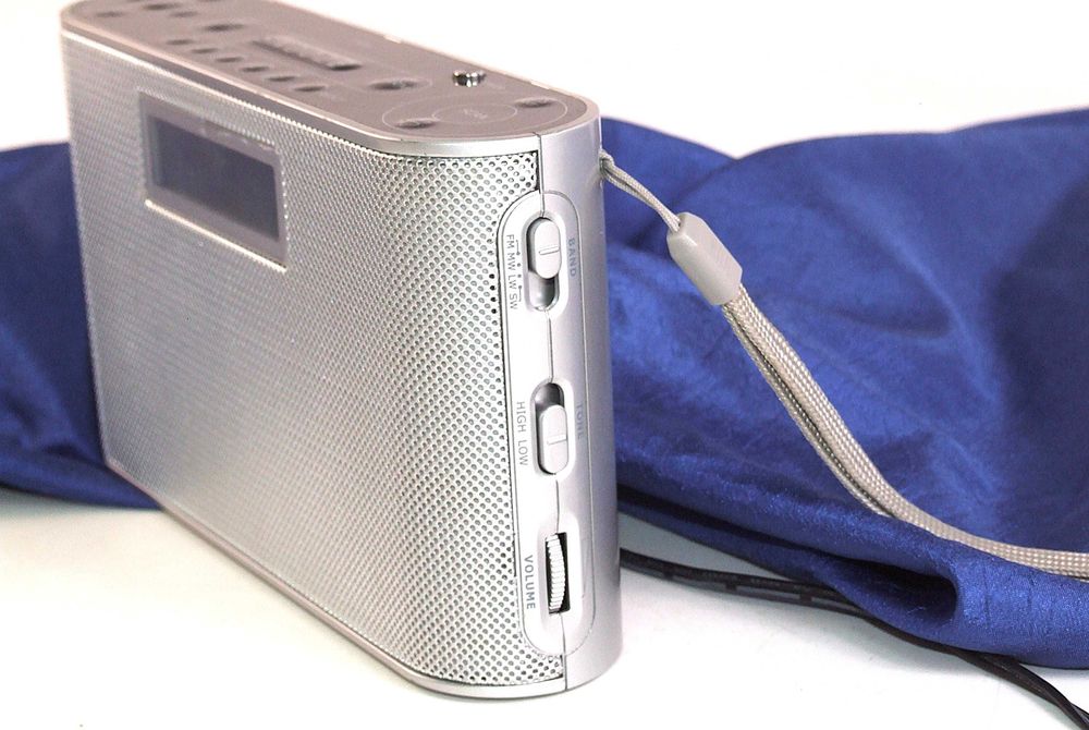 Radio Ceas TCM, Made in Germany, 220 V sau baterii, 4 lung. unda, NOU