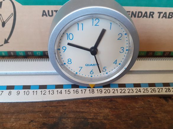 часовник антикварен движещ се по релса сам и показващ дата, ефектн