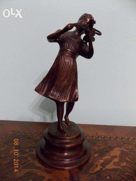 Statueta veche din bronz - femeie cu vioara