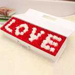 Ароматизирани рози в кутия с текст LOVE