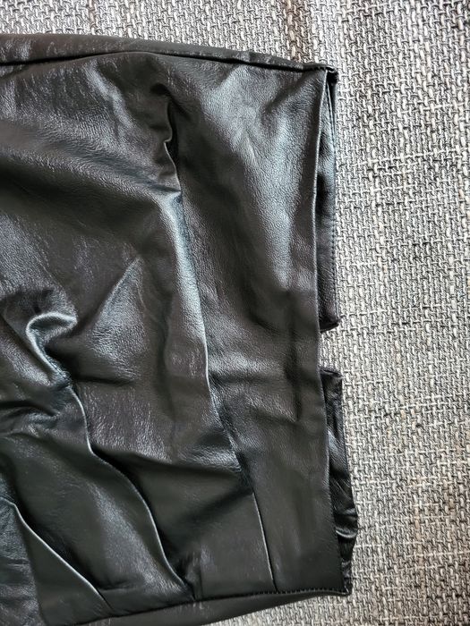 Vând fusta neagră, piele ecologica.