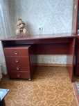 Продаю письменный стол с выдвижными ящиками б/у