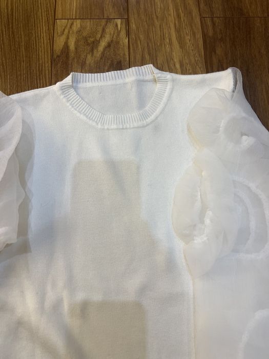 Бял пуловер с прозрачни ръкави