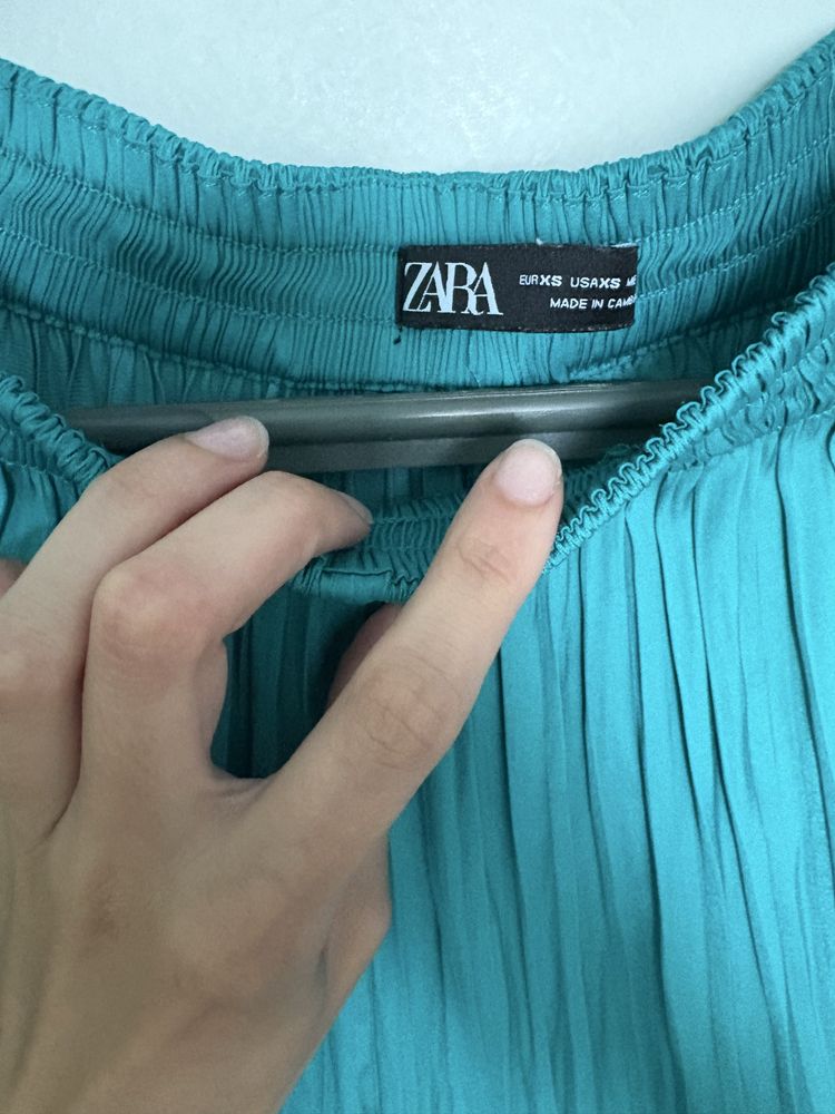 Плисиран панталон Zara