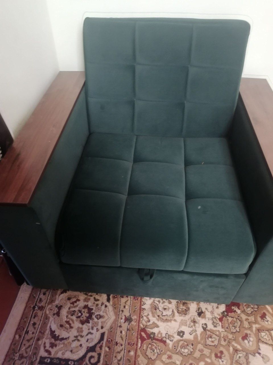Yangi divan ishlatilmagan