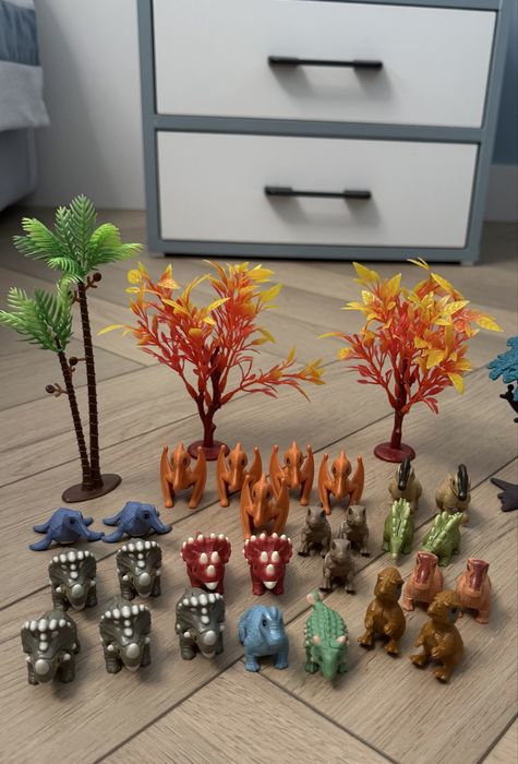 Обменяю киндер динозавриков