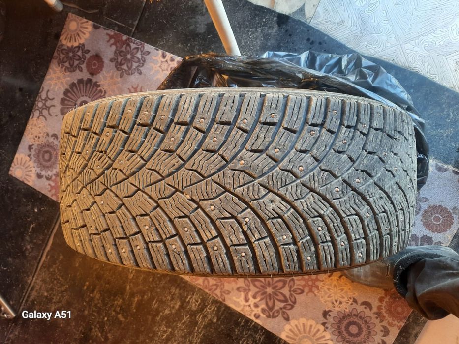 Продам резину 235/45/18