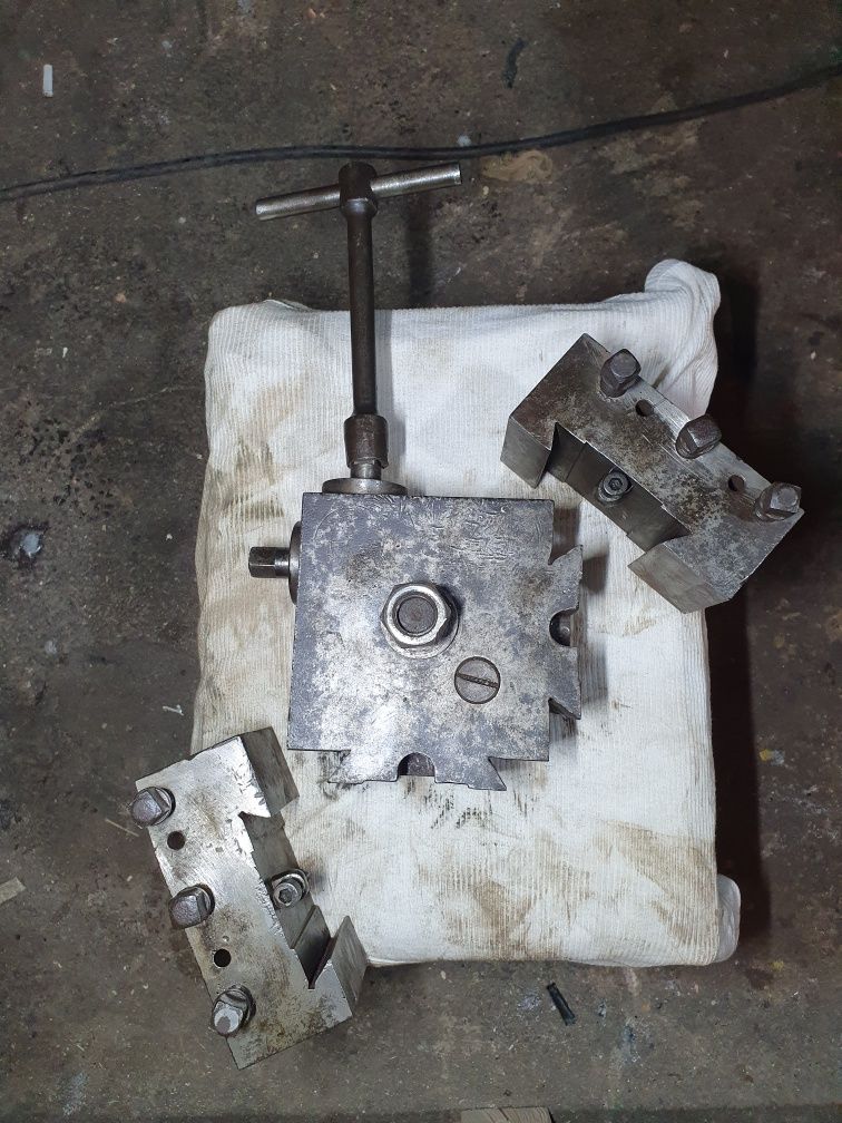 Vând planșaibă pentru Strung, diametrul de  560 mm și port cuțit