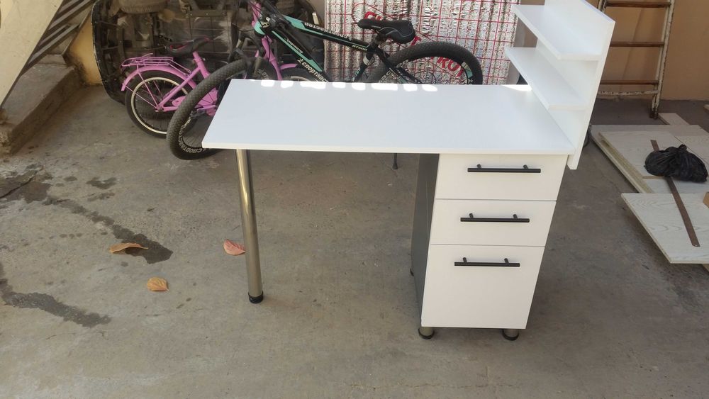 Маникюрный стол наличие