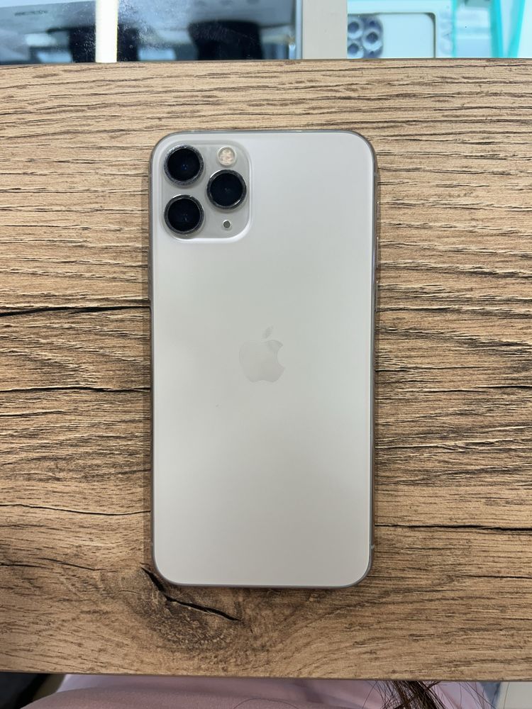 продаю iPhone 11