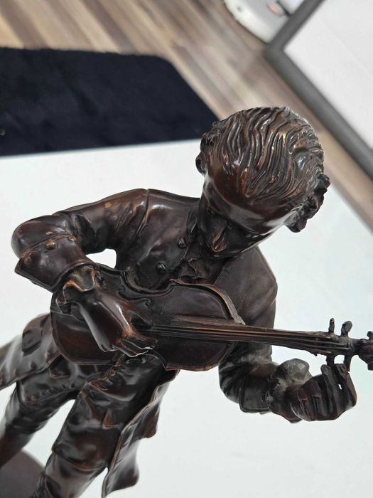 Superba sculptura--Mozart copil cantand la vioara